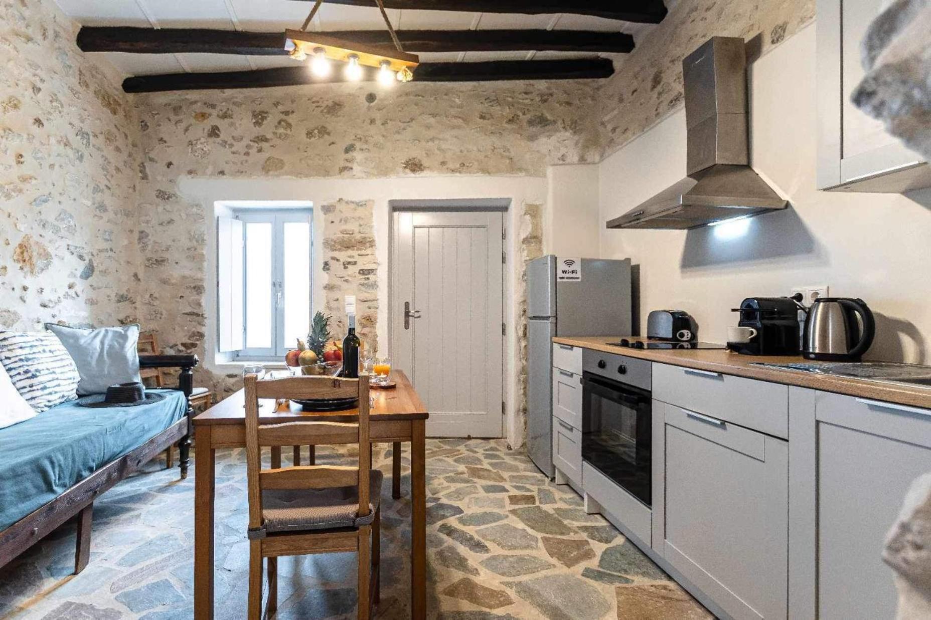 Апартаменты The White Stone House Naxos City Экстерьер фото